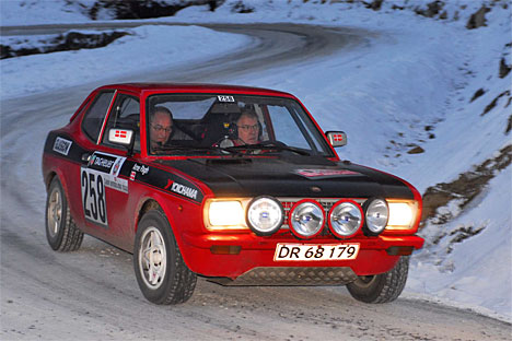 Fantastisk kørsel på isglatte bjergveje har bragt Lars Bækkelund 191 pladser frem i klassementet i det historiske Monte-Carlo rally.